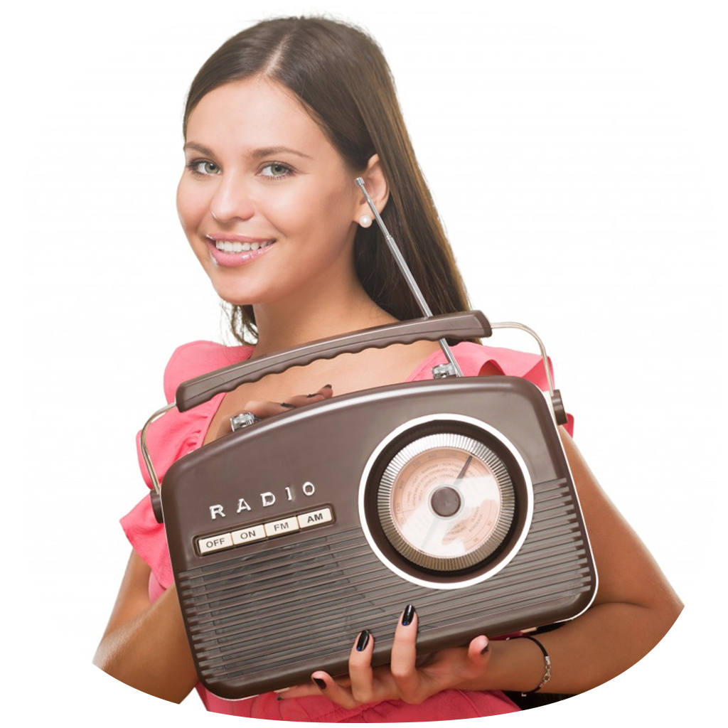 Песни на радиостанции. Девушка с радиоприемником. Реклама радиоприемника. Прослушивание радио. Современные радиоприемники.